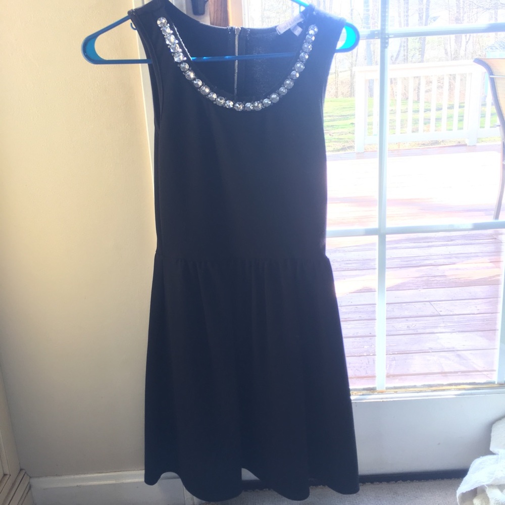 Delia’s sleveless black dress